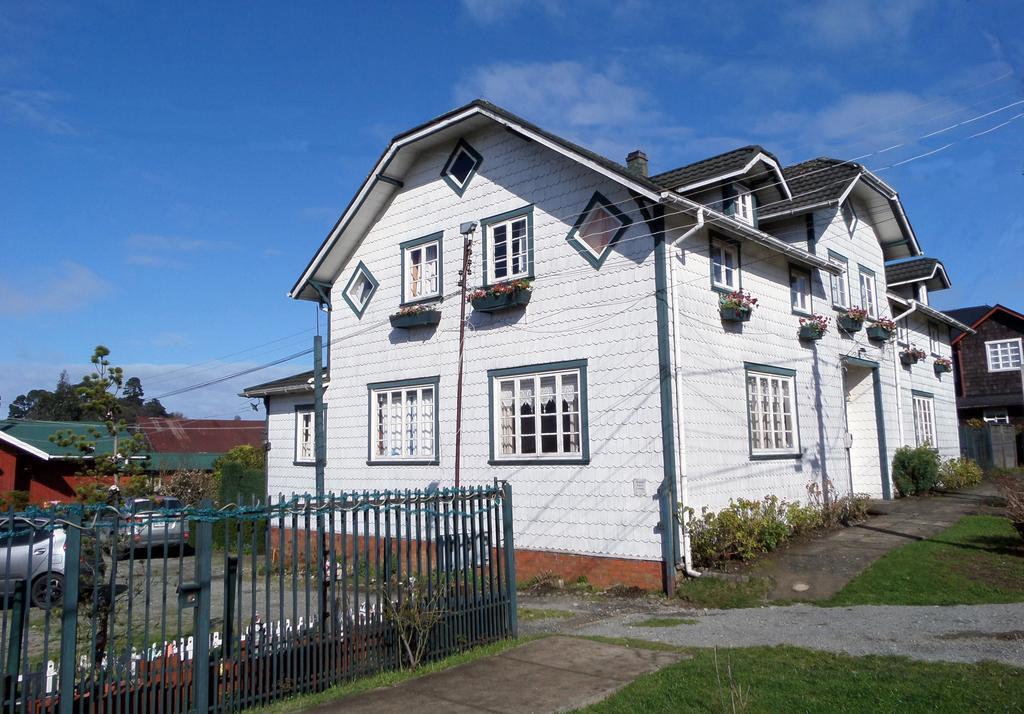 Hostal Y Cabanas Villa Germana Puerto Varas Exterior photo