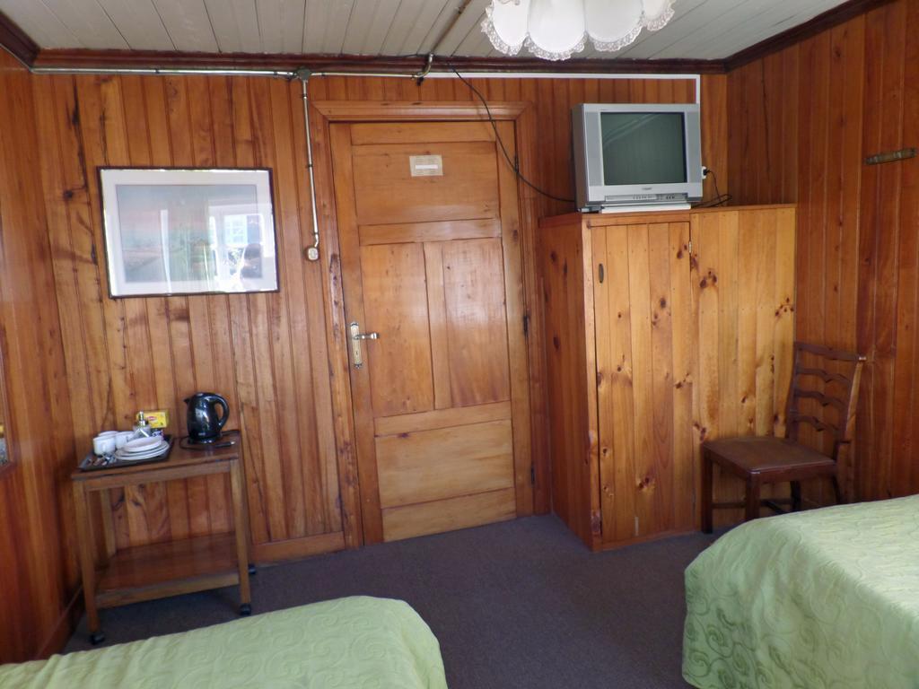 Hostal Y Cabanas Villa Germana Puerto Varas Exterior photo